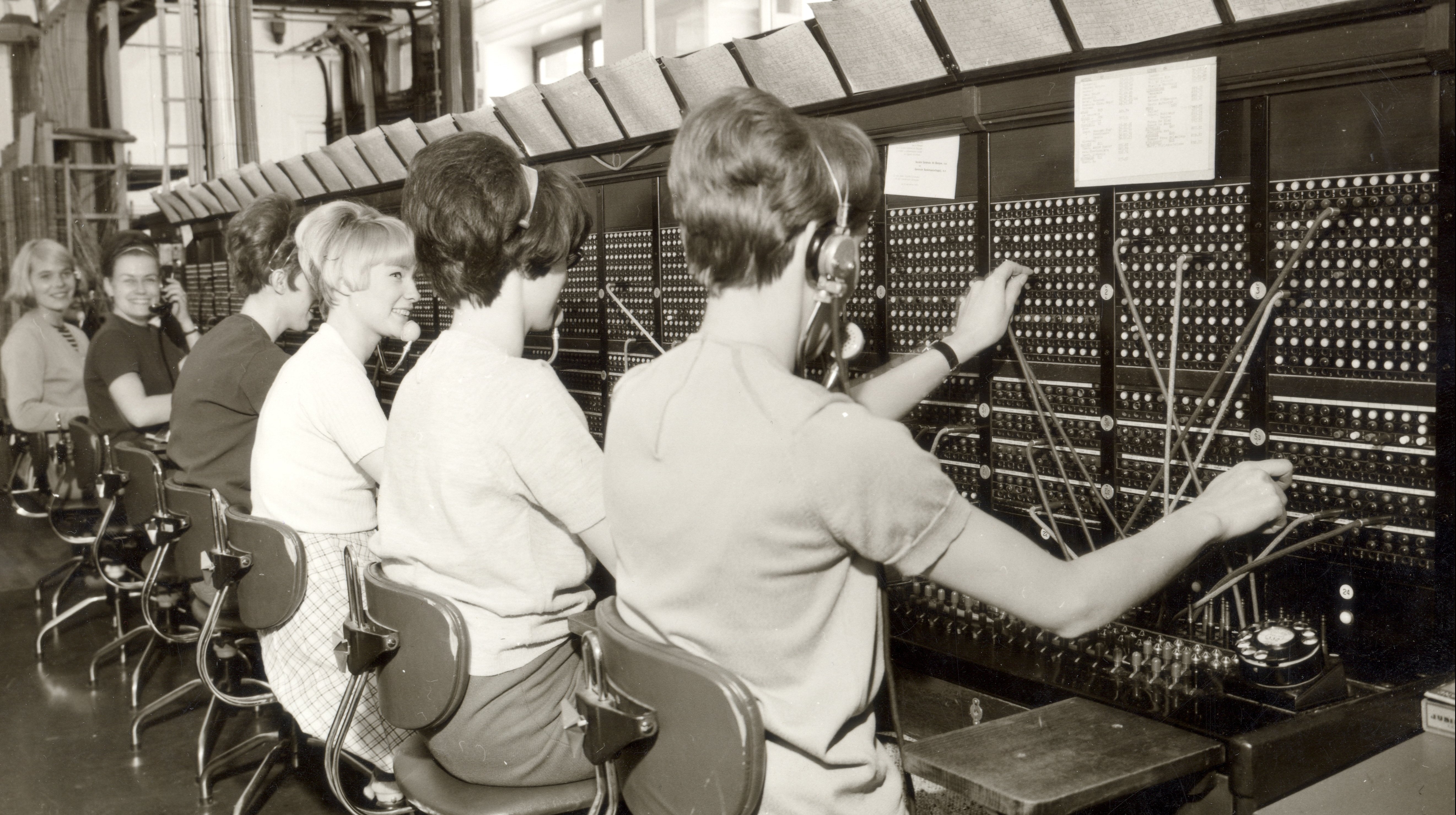 Newsroom_130308_First_woman_at_the_bank_Telephone_operators_thumb_169_1366187268_1366187268